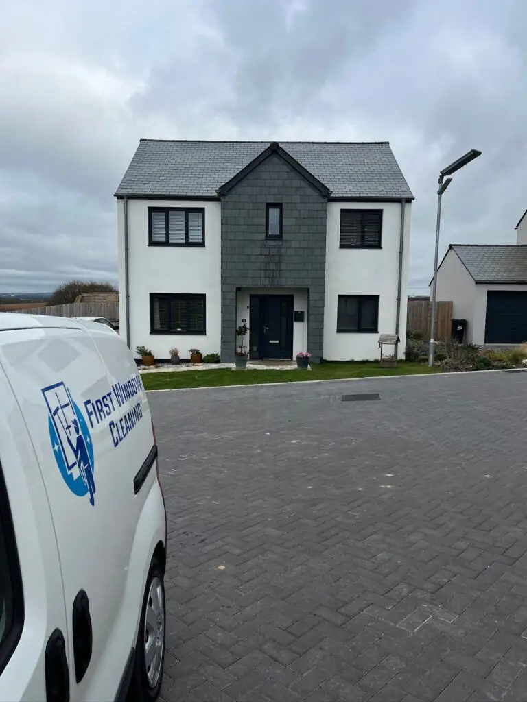 Window cleaning at a residential home in Cubert