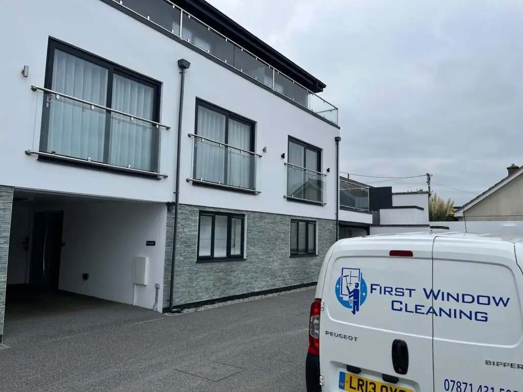 Window cleaning at a residential home in Cubert